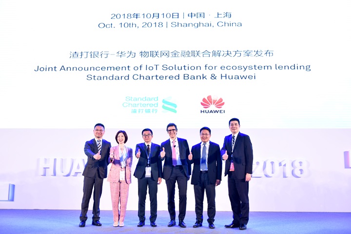 Six executives from Huawei and Standard Chartered Bank make the thumbs up sign, announcing a joint IoT solution for banking